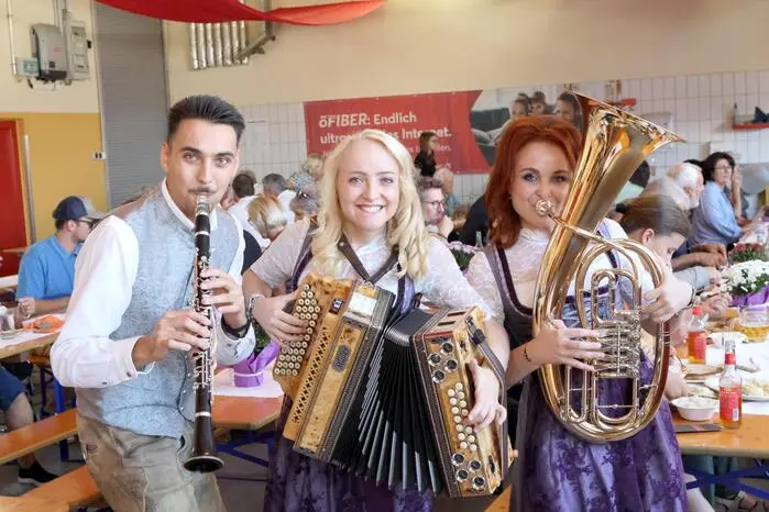 Gelungener Auftakt um die Mittagszeit: Das Konzert der Stadtkapelle Althofen sowie der Auftritt der „Geschwister Scharf“ (Foto). Am Nachmittag sorgte die „Ebersteiner Kirchtagsmusi“ für beste Unterhaltung.