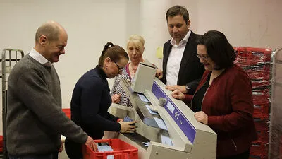 Die SPD-Spitze beim Briefeöffnen
