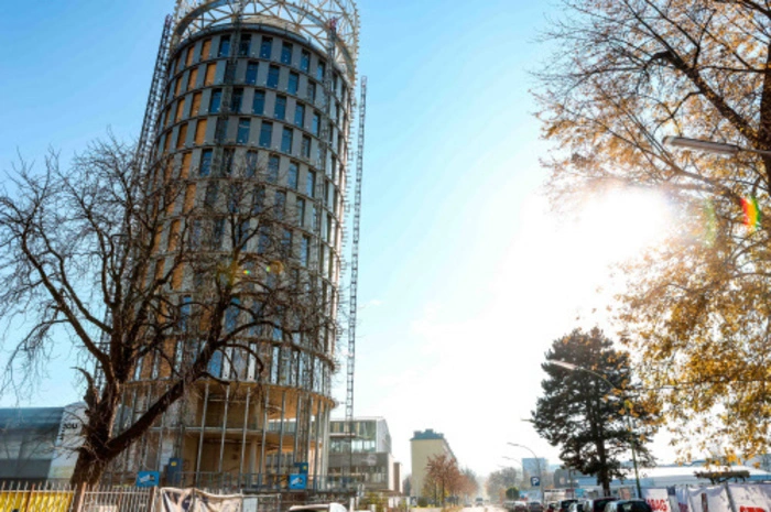 Bauherr Hans Höllwart, Eigentümer der Firma SFL, meinte: Der Tower ist. . .