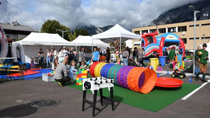 Volksfeststimmung auf dem Platz vor dem neuen Kindergarten in der Wiesackstraße
