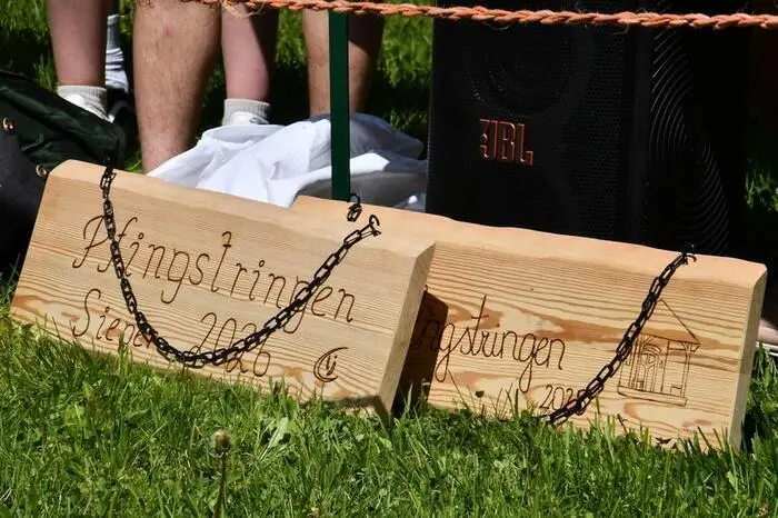 Im Anschluss fand die Siegerehrung statt. Anstelle von Pokalen oder Preisgeld erhielten die Gewinner ein kunstvoll gestaltetes Holzstück mit der Aufschrift „Pfingstringen 2026“.