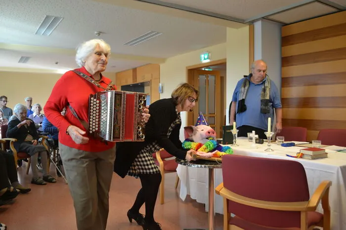 Unter der Regie von Seniorenbetreuerin Andrea Reiter zeigten die Bewohner und Tagesgäste des Seniorenhauses bei der Aufführung der gestellten Verhandlung ihr komödiantisches Talent.