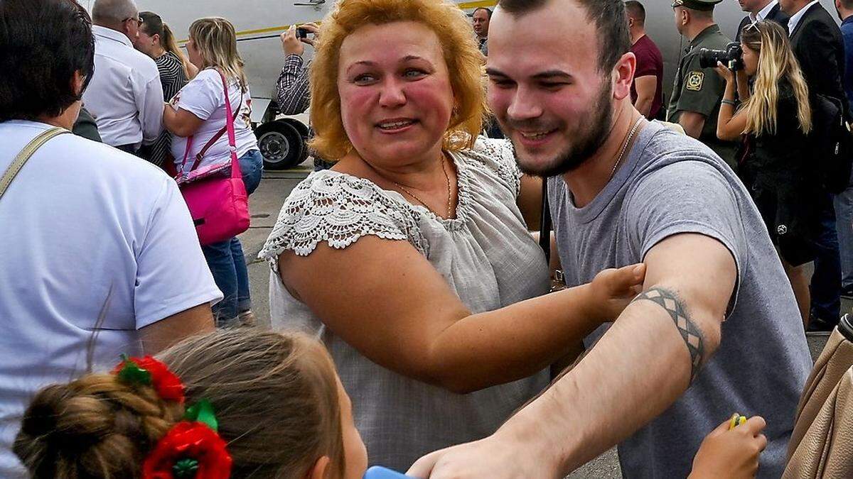 Die Freigelassenen fielen ihren Angehörigen in die Arme