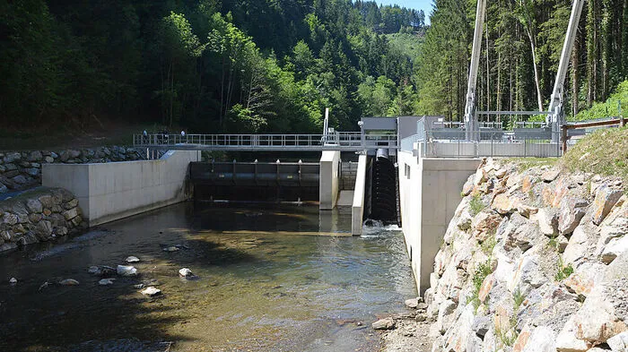 Die neue Wehranlage für das Kraftwerk Stubenberg liegt in Floing