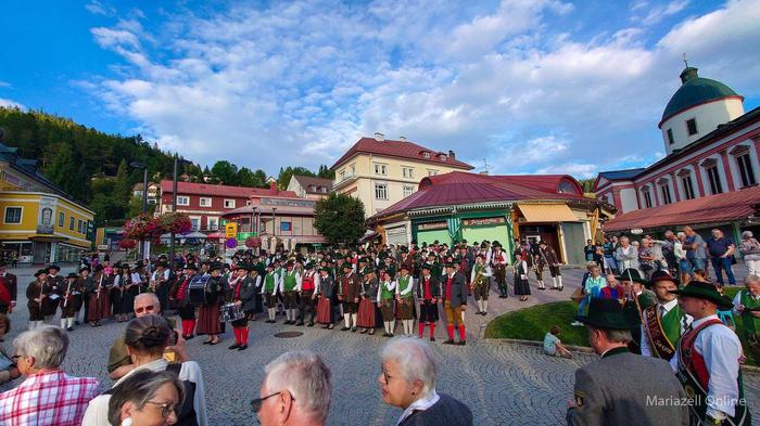 Fünf Musikkapellen marschierten zum Hauptplatz und brachten diesen zum Abschluss ihrer Sommerkonzerte noch einmal zum Erklingen