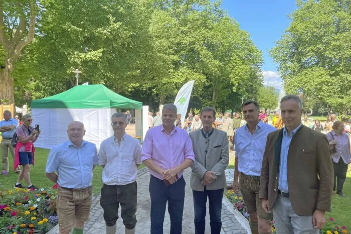 Hans Zöscher (Forstliche Ausbildungstätte Ossiach), Gerd Sandrieser (Bezirksforstinspektor Spittal), Bürgermeister Gerhard Köfer, Bezirkshauptmann Klaus Brandner, Johannes Thurn-Valsassina, Präsident des Kärntner Forstvereins und Landesforstdirektor Christian Matitz.