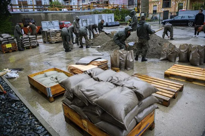 Das Bundesheer hilft beim Befüllen von Sandsäcken.