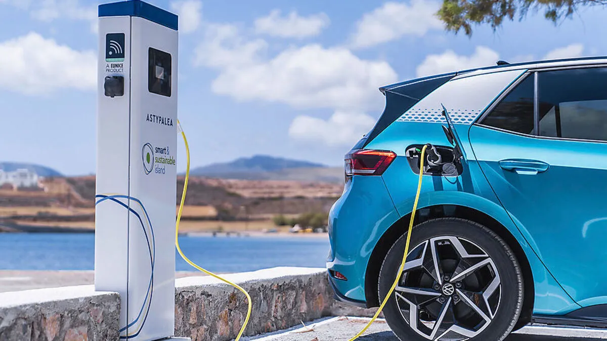 Auf Astypalea gehen die ersten Elektroautos an die Ladestationen