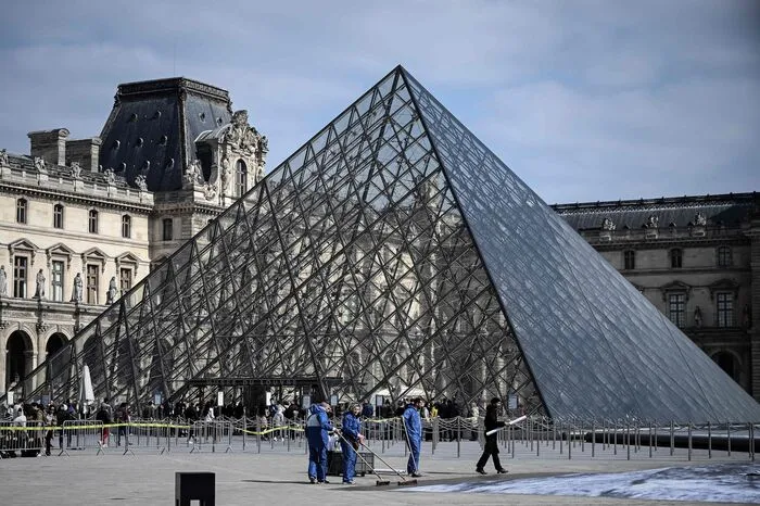 ... die die Fundamente offen legte, auf denen die am 29. März 1989 eingeweihte Pyramide steht.