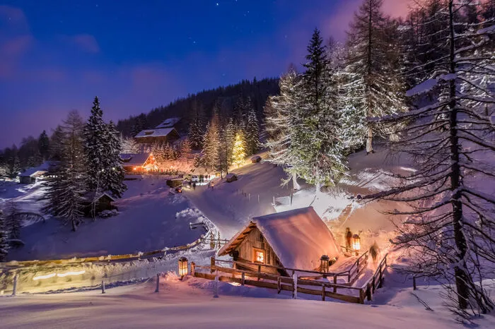 Die Holzlaternen entlang des zwei Kilometer langen Adventwegs im Gontal am Katschberg in Rennweg sind bereits aufgestellt, die urigen Stadel vorweihnachtlich geschmückt. In den gemütlich eingerichteten Hütten stimmen heimische Musikgruppen oder Geschichtenerzähler auf die Weihnachtszeit ein. Rennweg am Katschberg. Ab 28. November öffnet der Weg wieder vier Mal pro Woche seine Pforten. Und zwar Mittwoch, Freitag, Samstag und Sonntag sowie am 25. Dezember, jeweils von 14 bis 20.30 Uhr.
