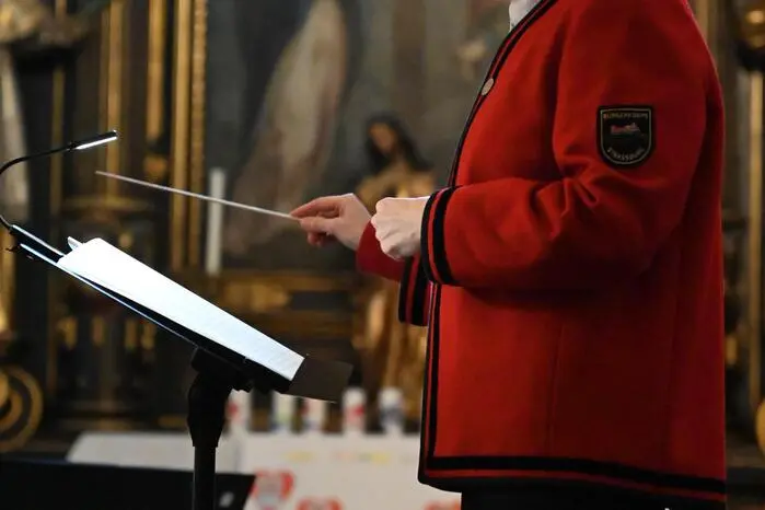 Kapellmeisterin Kainbacher erläuterte im Vorfeld, dass es ihr Ziel war, die Kirche mit passender Musik zu erfüllen. 