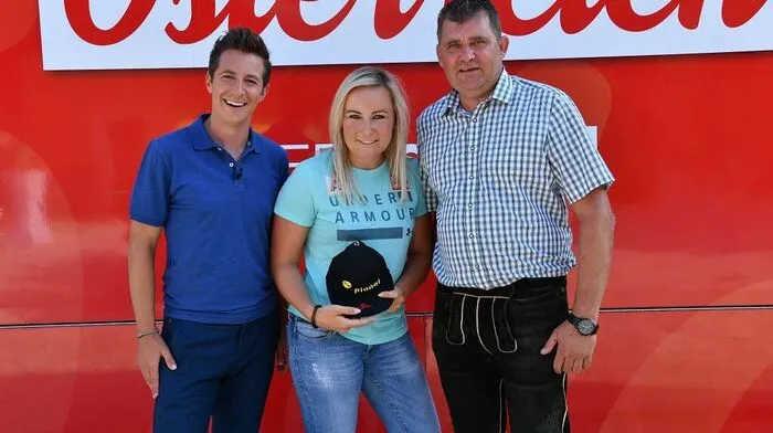 Bereits am Montag machte das Team der ORF-Sendung "Daheim in Österreich" Halt in Kalwang, wo auch Skirennläuferin Tamara Tippler aus Mautern zum Interview mit Moderator Lukas Schweighofer, sehr zur Freude von Bürgermeister Mario Angerer (r.).
