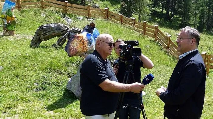 Das kroatische Fernsehteam mit Bienenpark-Initiator und Bürgermeister Gerald Hauser (rechts)