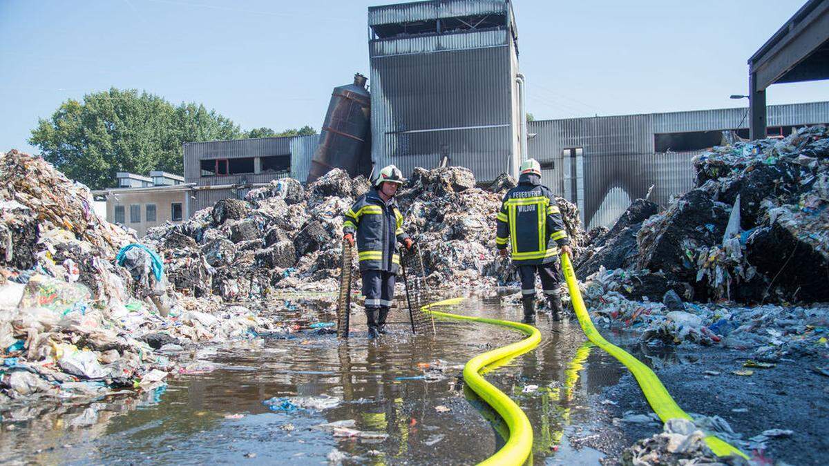 Löscharbeiten an Tag zwei in Wildon 