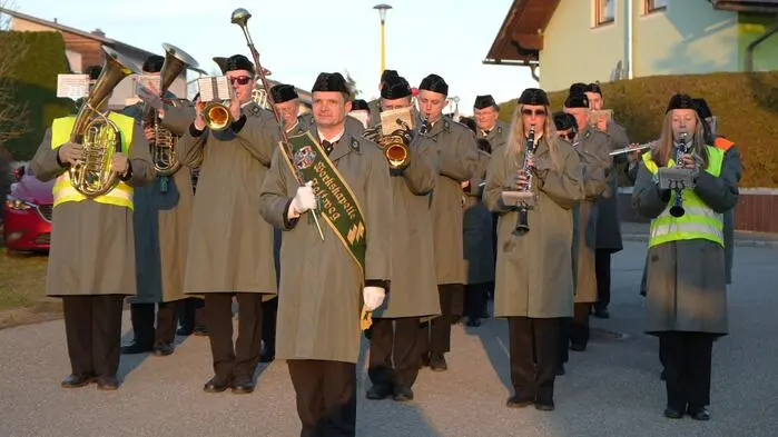 Traditionsgemäß führt die Werkskapelle alljährlich am Ostersonntag ihren musikalischen Osterweckruf durch.