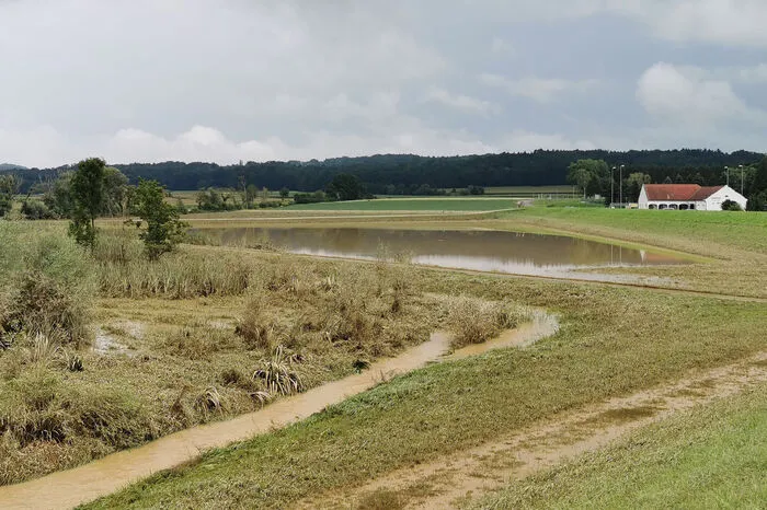 Im Hochwasser-Rückhaltebecken zwischen Jennersdorf und Grieselstein war der Wasserpegel bereits zurückgegangen.