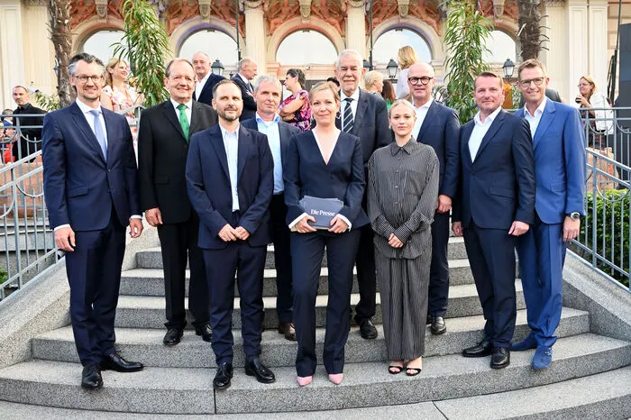 "Presse"-Gruppenfoto: Styria-Vorstand Bernhard Kiener, Styria-Aufsichtsrat Othmar Ederer, "Presse"-Chefredakteur Florian Asamer, Styria-Aufsichtsrat Friedrich Santner, "Presse"-Ressortleiterin Anna-Maria Wallner, Bundespräsident Alexander Van der Bellen, Schauspielerin Mavie Hörbiger, Styria-Vorstandsvorsitzender Markus Mair, "Presse"-Geschäftsführer Herwig Langanger und „Presse“-Geschäftsführer Andreas Rast.