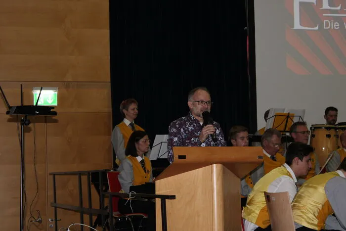 Maximilian Theiss führte mit gekonnter Unterhaltung durch das Programm.