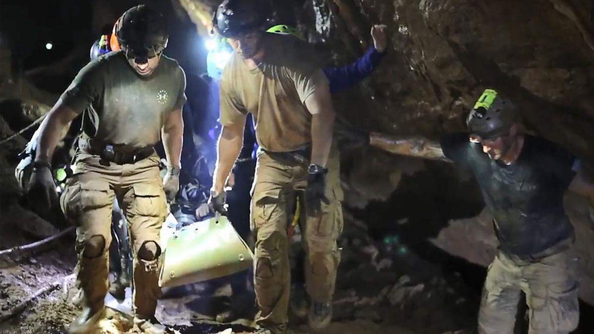 Auf Tragen wurden die betäubten Buben aus der Höhle gebracht 