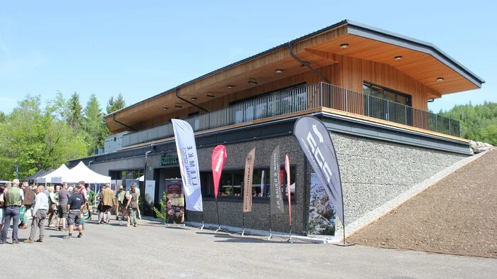 Am Freitag, dem 27. Mai 2022, wurde das Multifunktionsgebäude in der Schießarena Zangtal eröffnet.