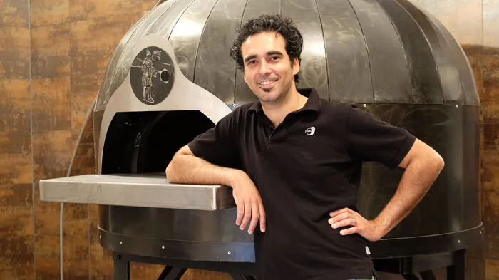Raimondo Trombatore, Chef vom „Pizzaiolo“ (Dietrichsteinplatz und Karmeliterplatz): "Natürlich bin ich Fußball-Fan – ich bin ja Italiener und halte ganz klar zu Italien. Es tut mir leid für Österreich, dass sie jetzt Italien als Gegner haben – weil sie ja noch nicht so oft so weit gekommen sind. Weil Österreich nie ganz vorne bei der WM und EM mitgespielt hat, konnte ich auch bis jetzt war ich immer klar Italien-Fan sein, obwohl ich seit 10 Jahren in Österreich lebe. Meinen österreichischen Freunden geht es aber ähnlich, die waren bis jetzt immer Italien-Fans. Ich halte jedenfalls klar zu Italien, aber ich freue mich auch, wenn Österreich gewinnt. Mein Tipp: 4:1 für Italien."