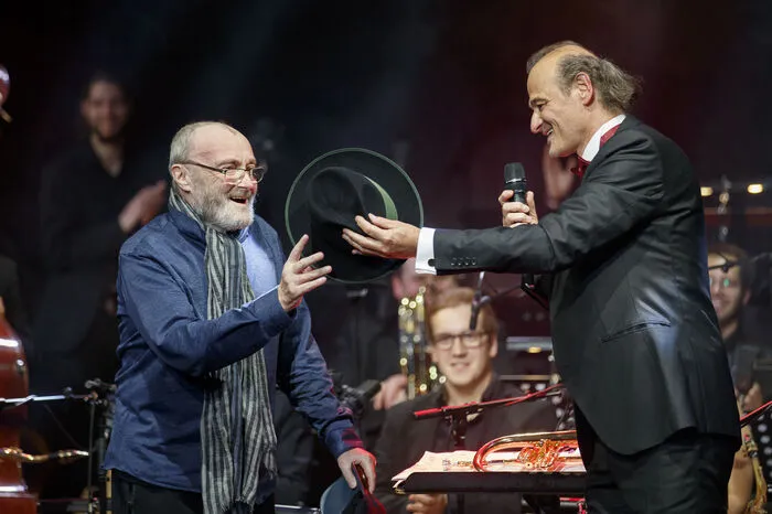Ja, was ist denn das? Ein Steirerhut für Phil Collins aus den Händen vom Senatsvorsitzenden Wolfgang Hattinger. Er soll ihm als Tarnkappe dienen.