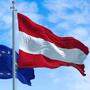 EU-Flagge und österreichische Flagge | 22 Prozent sehen die EU-Mitgliedschaft negativ.