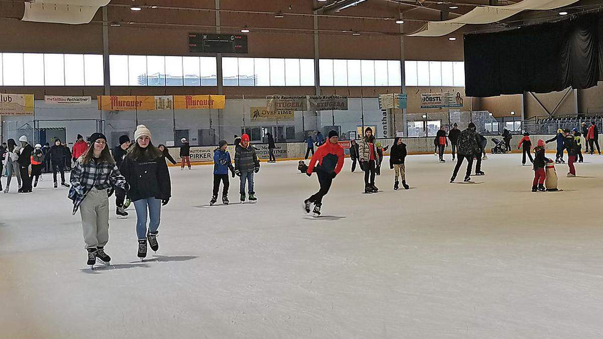 An Samstagen und Sonntagen wurden die Eislaufzeiten ausgeweitet