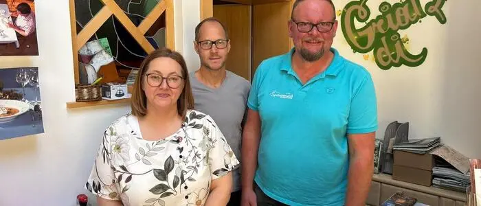 Karin Maggale-Offner zusammen mit ihrem Bruder und Küchenchef Hannes Offner (Mitte) und ihrem Mann Markus Maggale