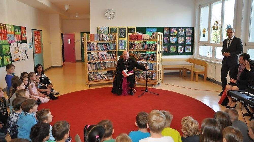Bischof Alois Schwarz las den Volksschülern in Velden vor