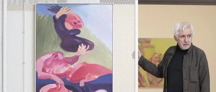 Peter Pakesch im Schaudepot der Lassnig Stiftung