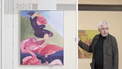 Peter Pakesch im Schaudepot der Lassnig Stiftung