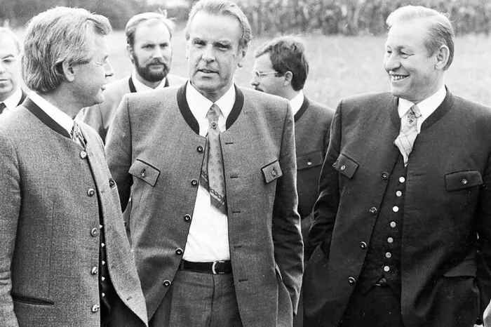 Mocks Wunschkoalition mit der FPÖ scheiterte am parteiinternen Widerstand. Der ÖVP-Chef fügte sich als Juniorpartner in die Große Koalition und wurde 1989 als Parteichef und Vizekanzler vom ebenfalls glücklosen Josef Riegler abgelöst. Der Traum, den "Irrtum der Geschichte" zu korrigieren und die SPÖ aus dem Kanzleramt zu drängen, war gescheitert.  Riegler hier links im Bild mit dem damaligen steirischen Landeshauptmann Josef Krainer.