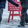 Von Warnschildern lassen sich Eisläufer nicht abhalten