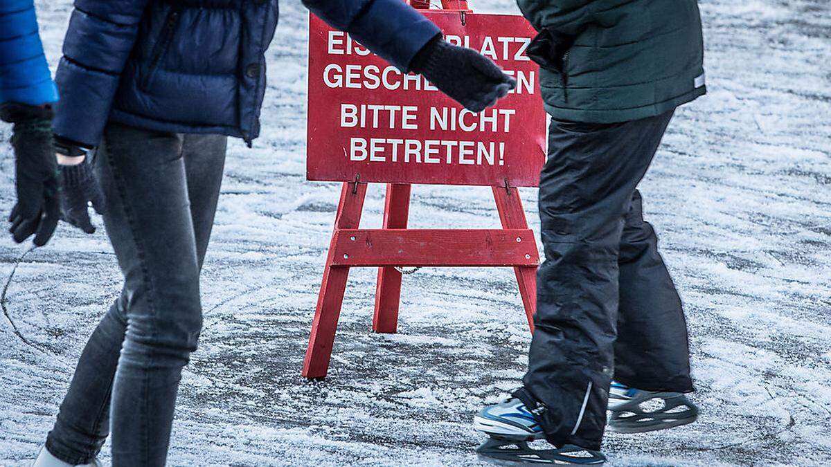 Von Warnschildern lassen sich Eisläufer nicht abhalten