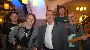 Bei Gmünd Live: Vier Männer, die fröhlich in die Kamera in einem Wirtshaus lachen, zwei davon haben eine Gitarre in der Hand  | Gute Stimmung in Gmünd: Markus Wutte und Band mit Hans Bärnthaler (vorne) und Junior-Chef der Konditorei Nussbaumer, Gregor Nussbaumer (hinten)