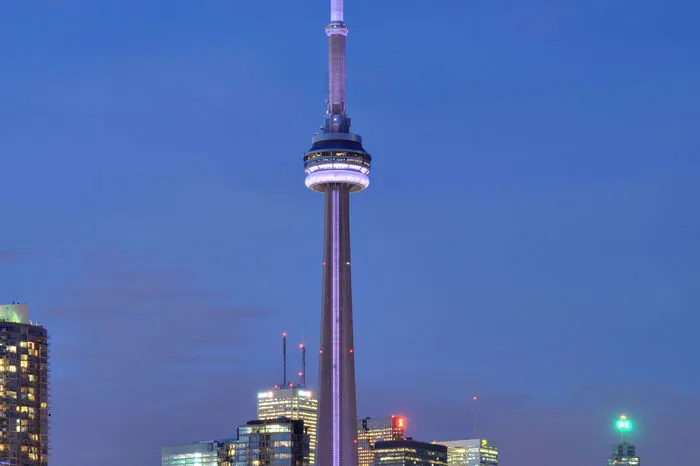 Toronto ist mit 2,7 Millionen Einwohnern die bevölkerungsreichste Stadt Kanadas. In der Metropolregion leben sogar 9,2 Millionen Menschen, rund ein Viertel aller Kanadier. Toronto liegt am Lake Ontario direkt an der Grenze zu den USA nicht unweit der Niagara-Fälle. Bildquelle: Wikipedia