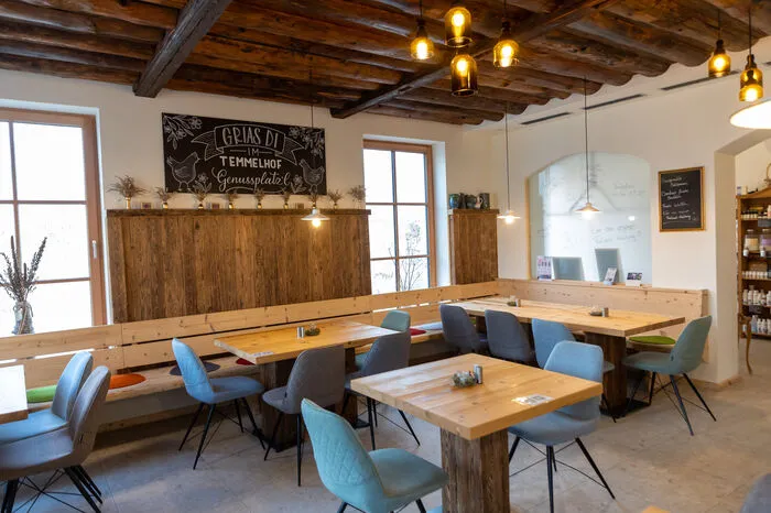 „Uns war vor allem wichtig, dass jedes Stück weiterverwendet wird“, erklärt Kerstin Temmel und zeigt auf die Einrichtung. Sowohl Möbel als auch die Decke in dem Café sind aus dem Holz des ursprünglichen Dachstuhls.