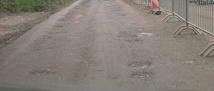 Auf diesem Straßenabschnitt sind einige Schlaglöcher 