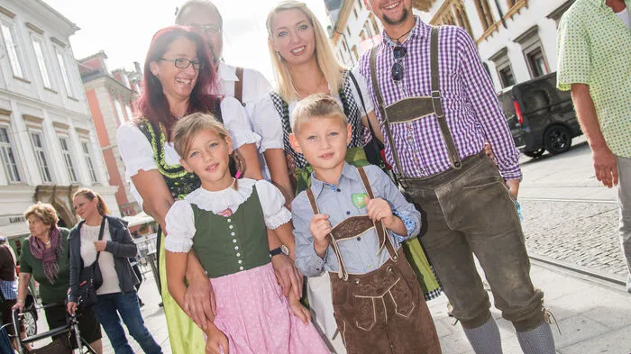 Tausende Steirer und Steiermark-Fans tummeln sich - zumeist in Tracht - heute beim Aufsteirern in der Innenstadt. Unser Fotograf war mit dabei.