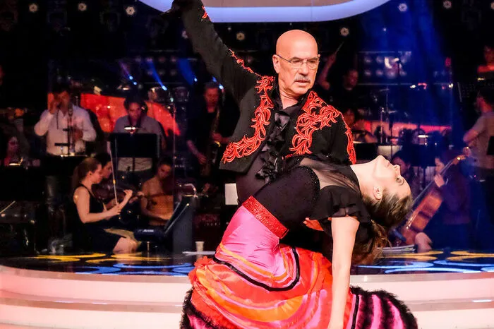 .... und einen Paso doble. Gereicht hat es allerdings nicht. Das Paar musste sich von "Dancing Stars" verabschieden. Den spanischen Tanz mussten alle Teilnehmer zeigen.