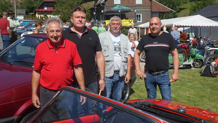 Die Organisatoren Christian Schatz, Willi Friesacher und Reinhard und Thomas Schatz boten einen bunten Mix aus Oldtimern. Klicken sie sich durch die Bilder!
