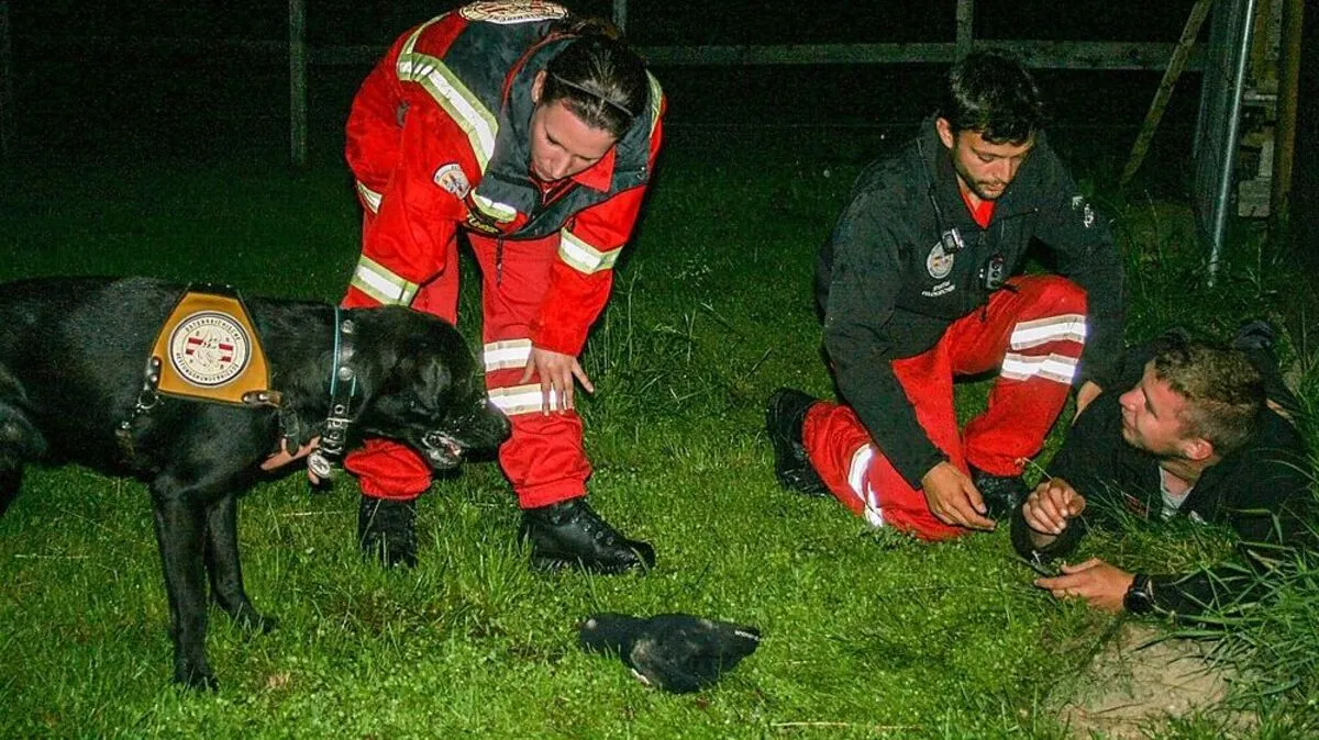  Beim Aufspüren der vermissten Person meldet sich Rettungshund Nanouk mit lautem Bellen