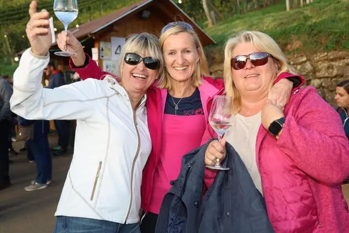 Neben diesen musikalischen Klangwolken, die sich vom Weinberg aus über die ganze Region ausbreiteten, wurden vor allem die Klöcher Traminerweinspezialitäten mit heißen Maroni präsentiert