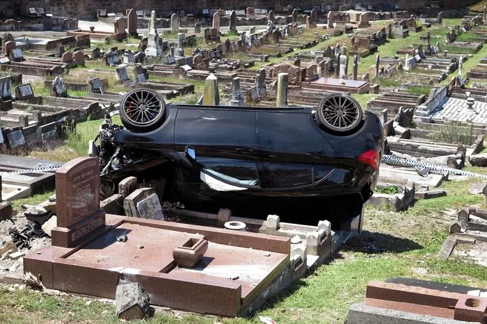Die Limousine, die auf dem Dach landete, hat allerdings Totalschaden. Zudem wurden auf dem historischen Friedhof des Küstenortes South Coogee neben der meterhohen Sandsteinmauer auch noch mindestens ein Dutzend alte Grabsteine beschädigt.