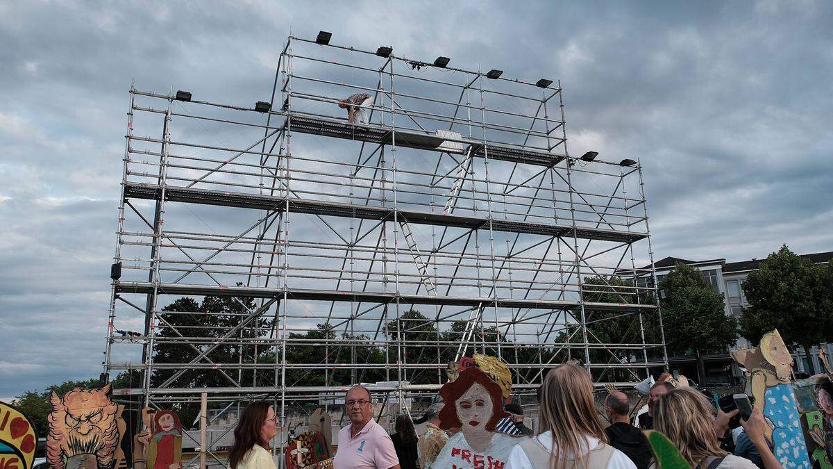 Das Banner wurde abgehängt, nun steht nur mehr das leere Gerüst 