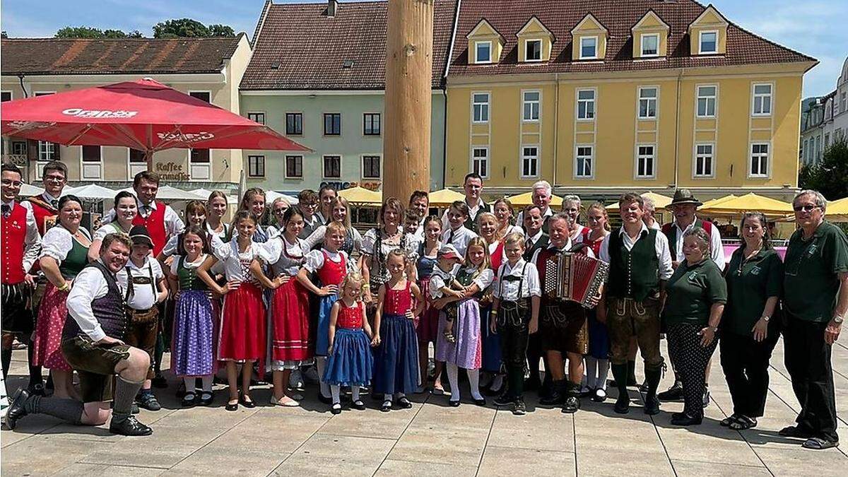 Der Heimatverein Maderecker und der Trachtenverein Roßecker luden zum traditionellen Maibaumumschneiden auf den Brucker Hauptplatz ein