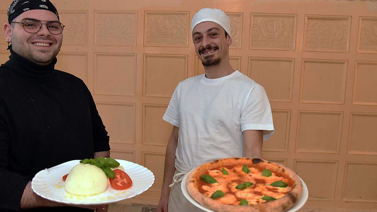 Ohne Mozzarella und Pizza geht nichts bei Danilo Palazzotto und Francesco Zurlo (von links)