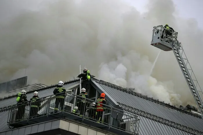 Die Ursache und das Ausmaß des Brandes waren vorerst nicht bekannt.