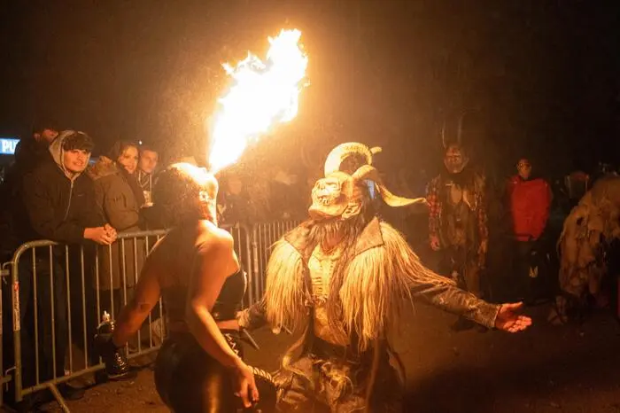 Feuer, Licht und Schatten sorgen für eine gruselige Stimmung.